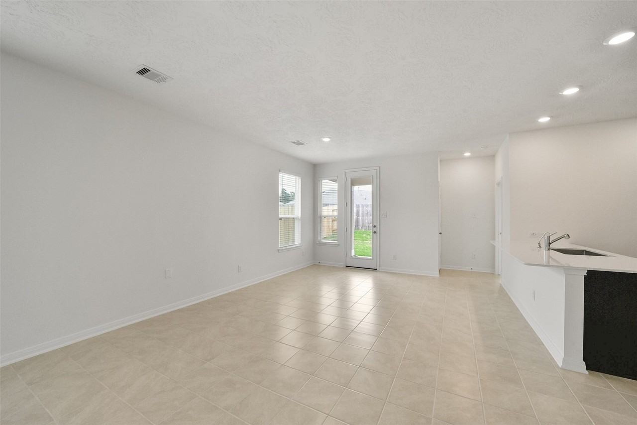 558 Broken Boulder St - Photo 5 of 26