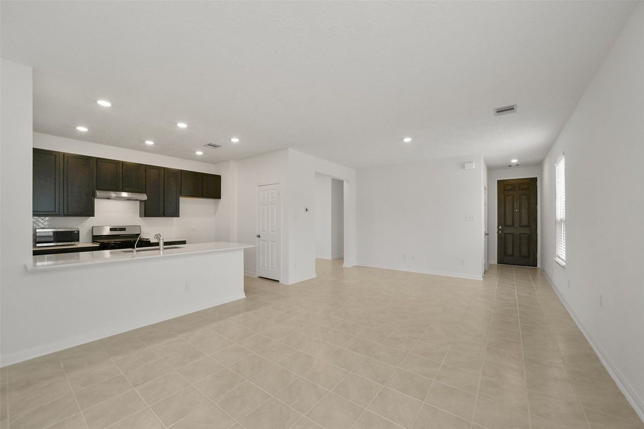 558 Broken Boulder St - Photo 6 of 26