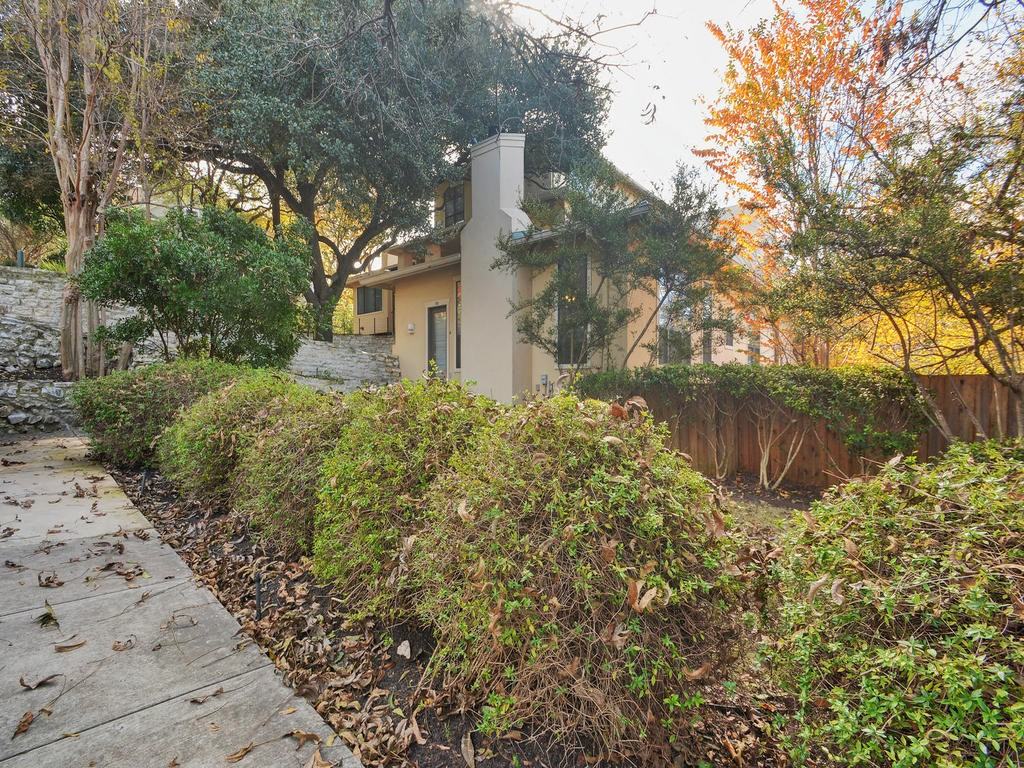 1115 W 7th St - Photo 3 of 25