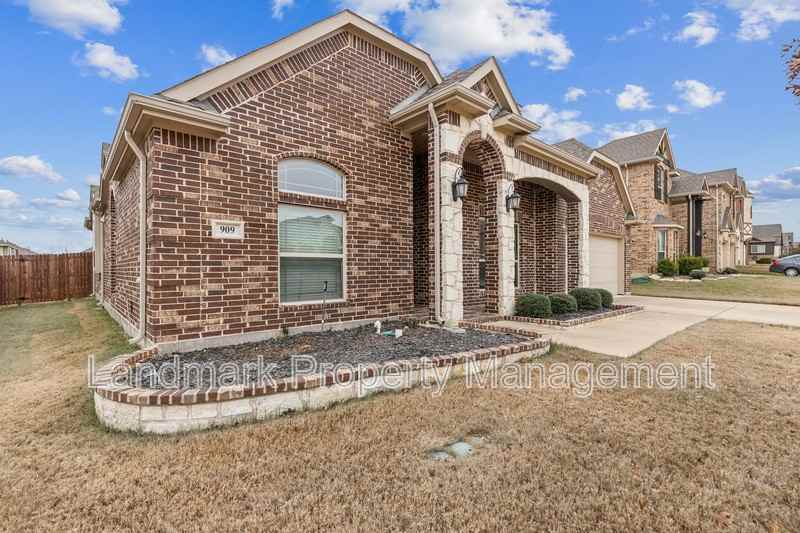 909 Foxtail Dr - Photo 3 of 37