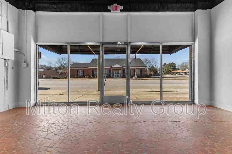 1007 S Main St - Photo 2 of 13