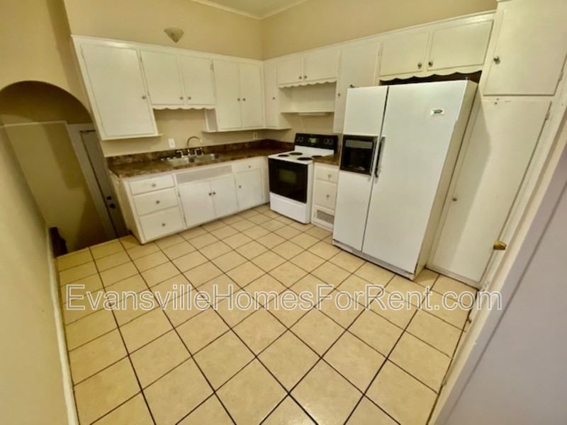 1023 Jefferson Ave - Photo 4 of 9