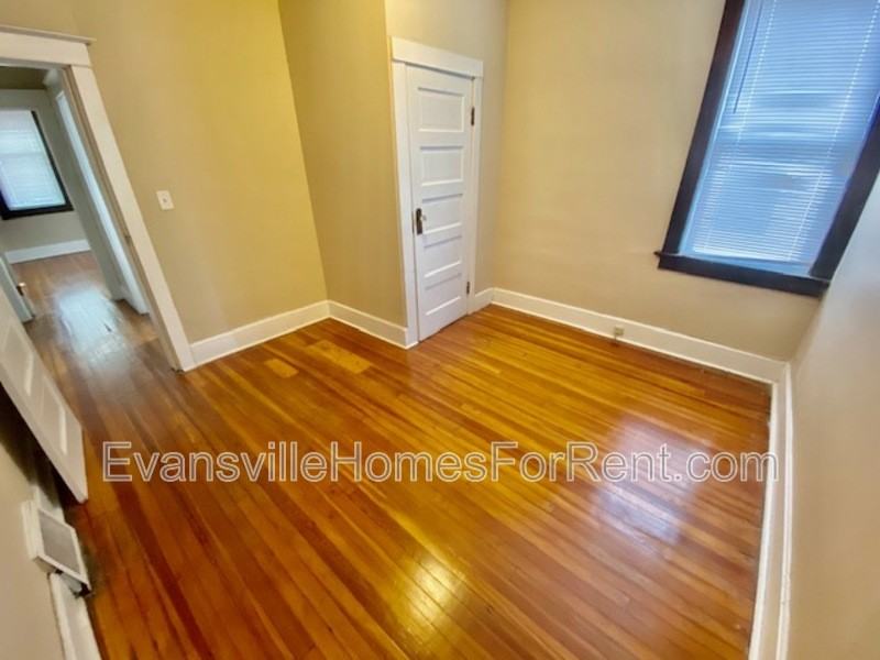 1023 Jefferson Ave - Photo 5 of 9