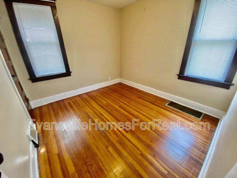 1023 Jefferson Ave - Photo 7 of 9