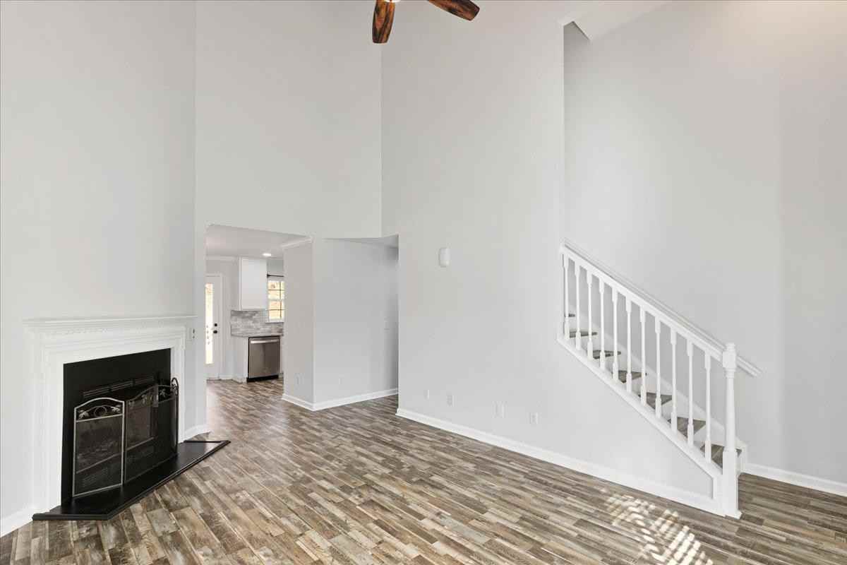 112 River Pearl St - Photo 3 of 34