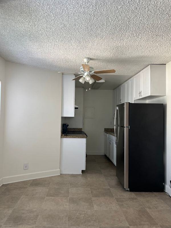 543 S Oxford Ave - Photo 2 of 3