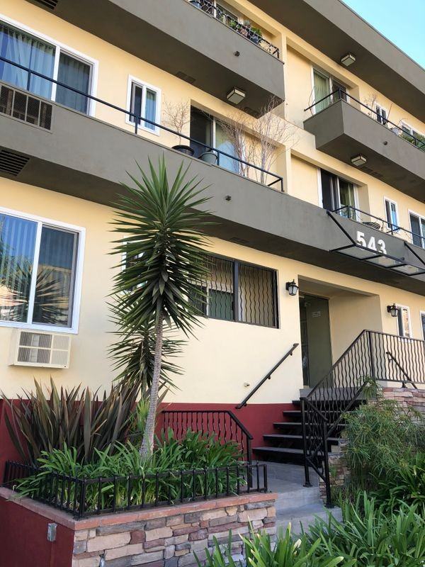 543 S Oxford Ave - Photo 3 of 3