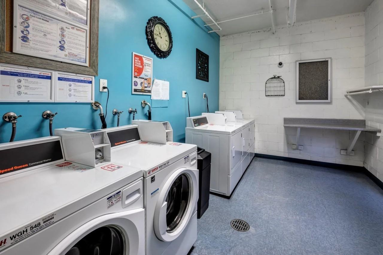 Encino Garden Apartments - Photo 2 of 18