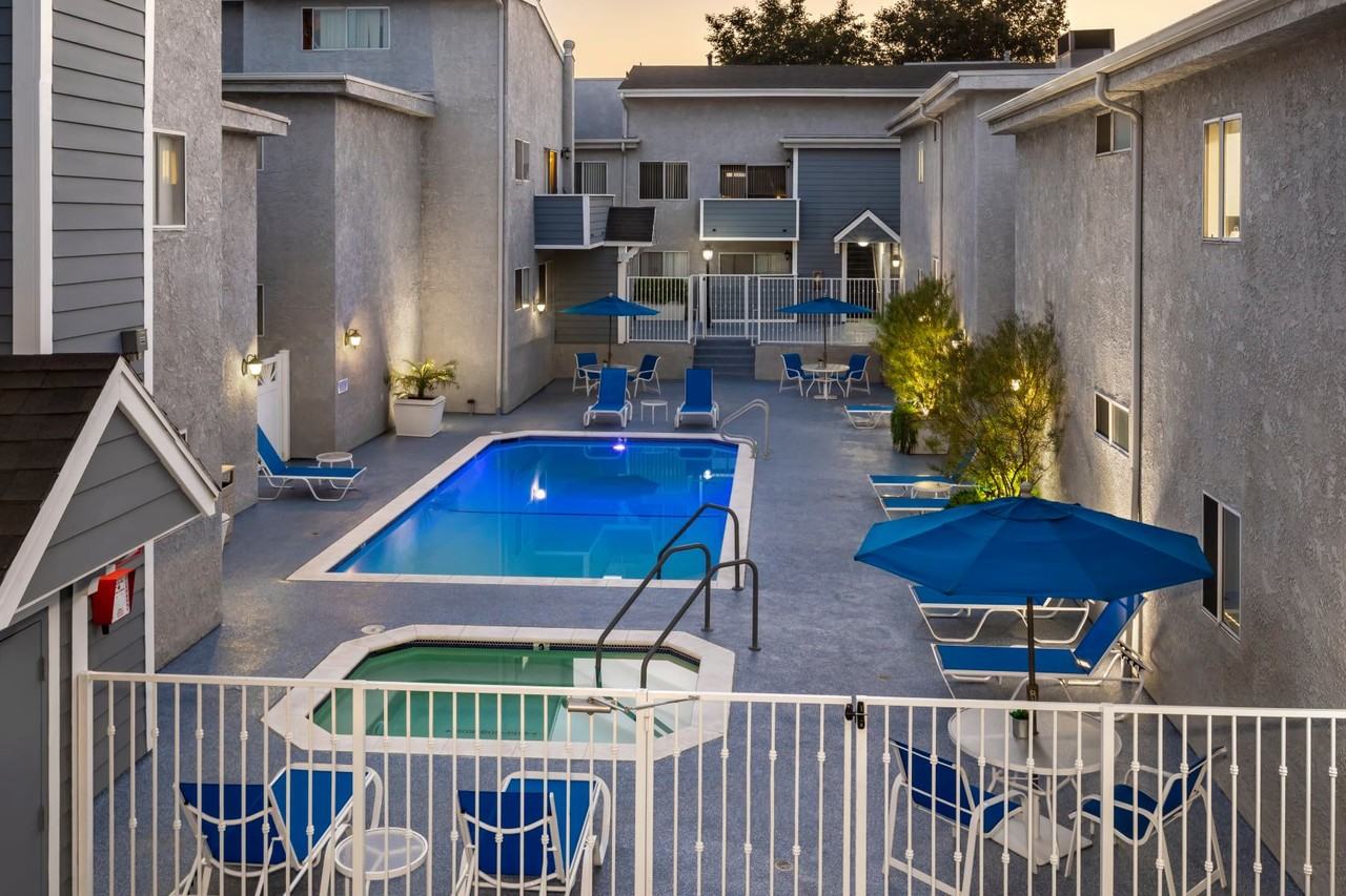 Encino Garden Apartments - Photo 4 of 18