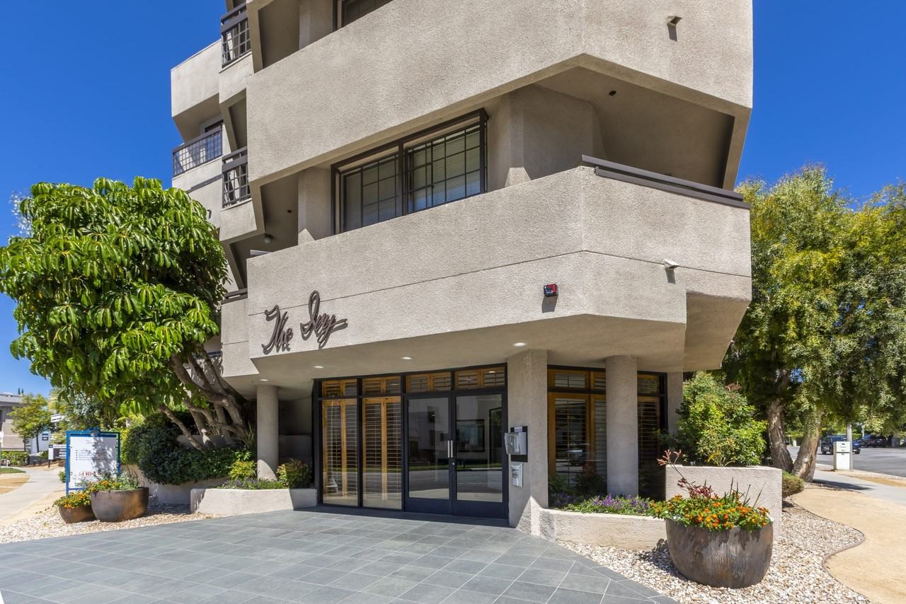 The Ivy Apartments - Photo 2 of 34