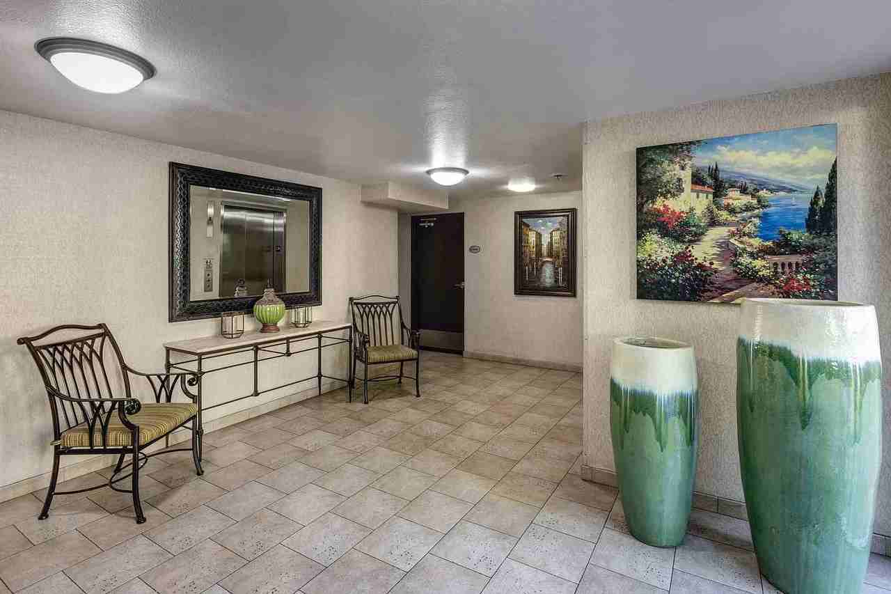 Toluca Terrace Apartments - Photo 4 of 37