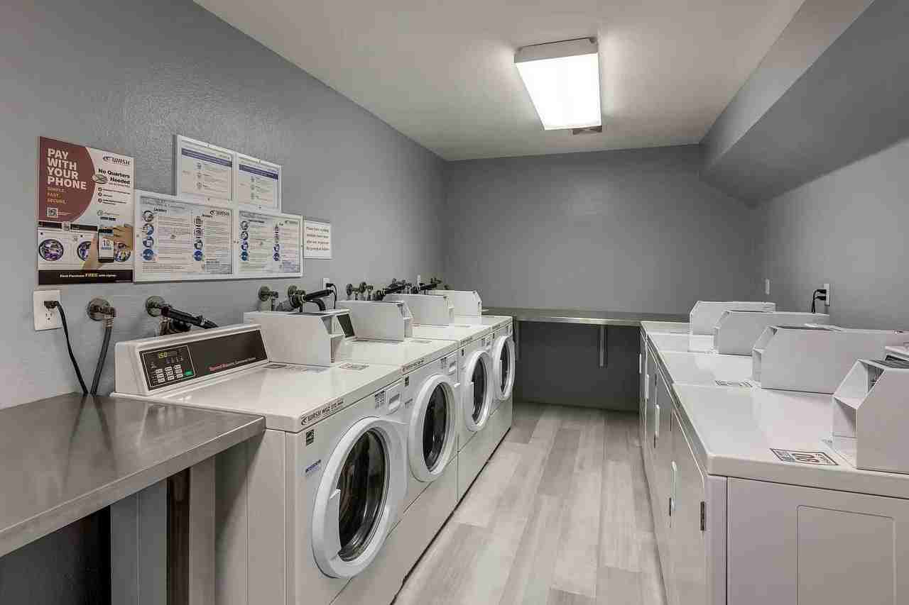 Toluca Terrace Apartments - Photo 5 of 37