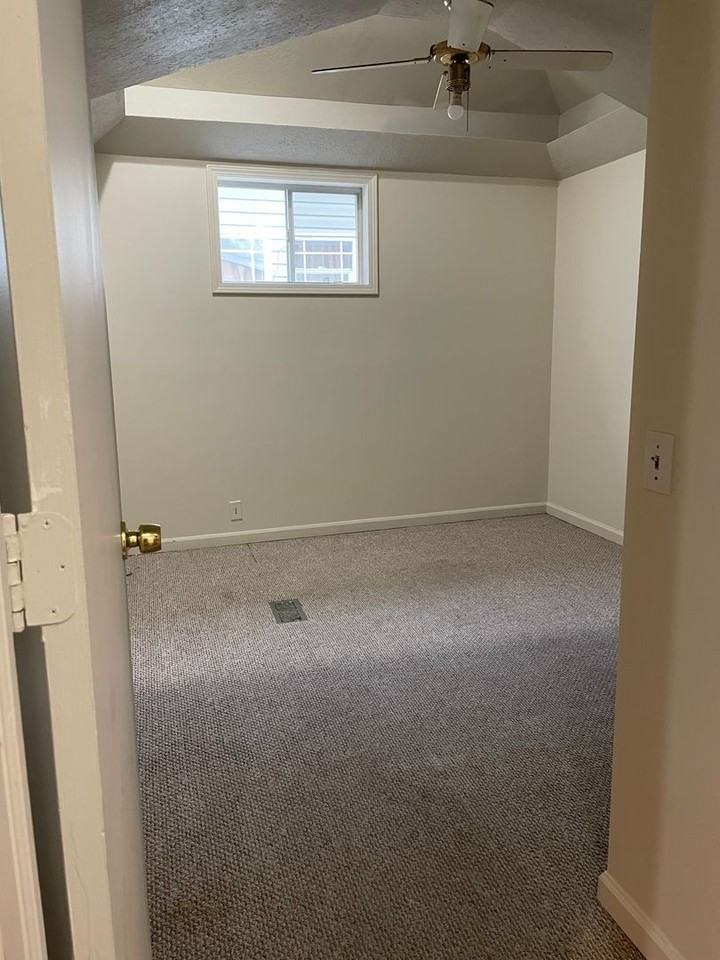 121 Allen St - Photo 4 of 33