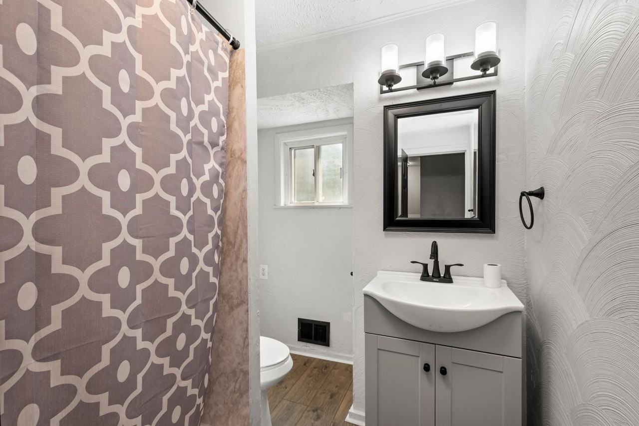 1304 Firth St - Photo 2 of 20