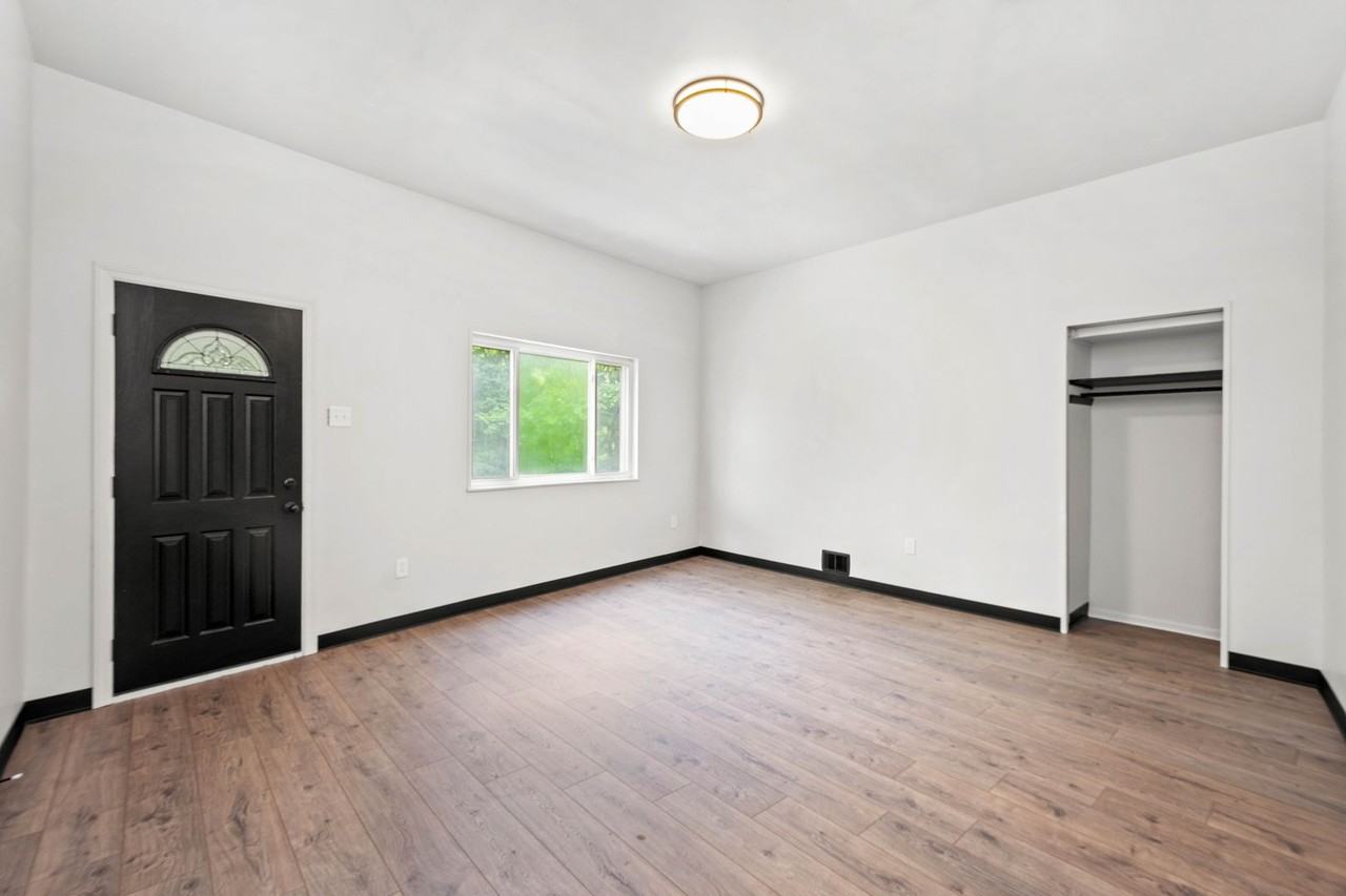 1304 Firth St - Photo 3 of 20