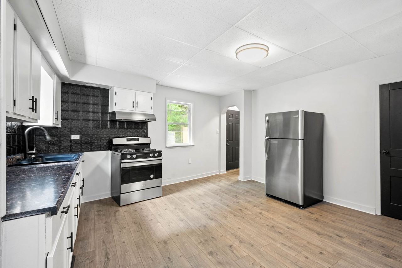 1304 Firth St - Photo 6 of 20