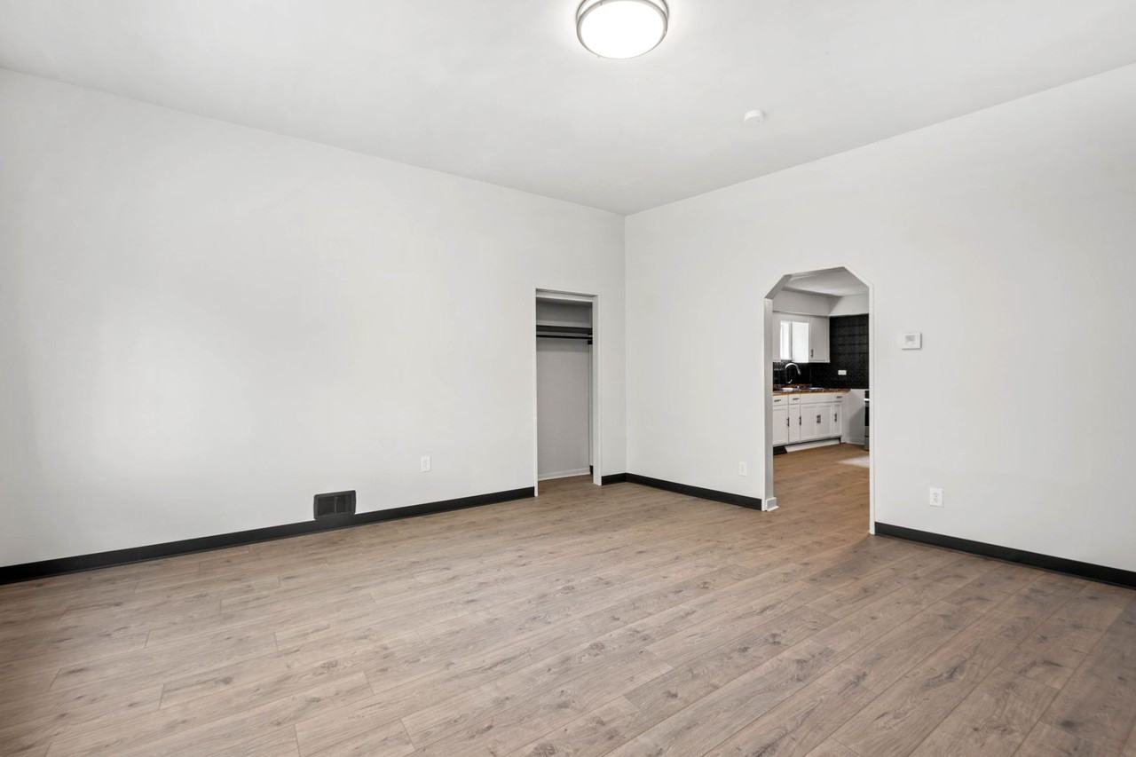 1304 Firth St - Photo 7 of 20