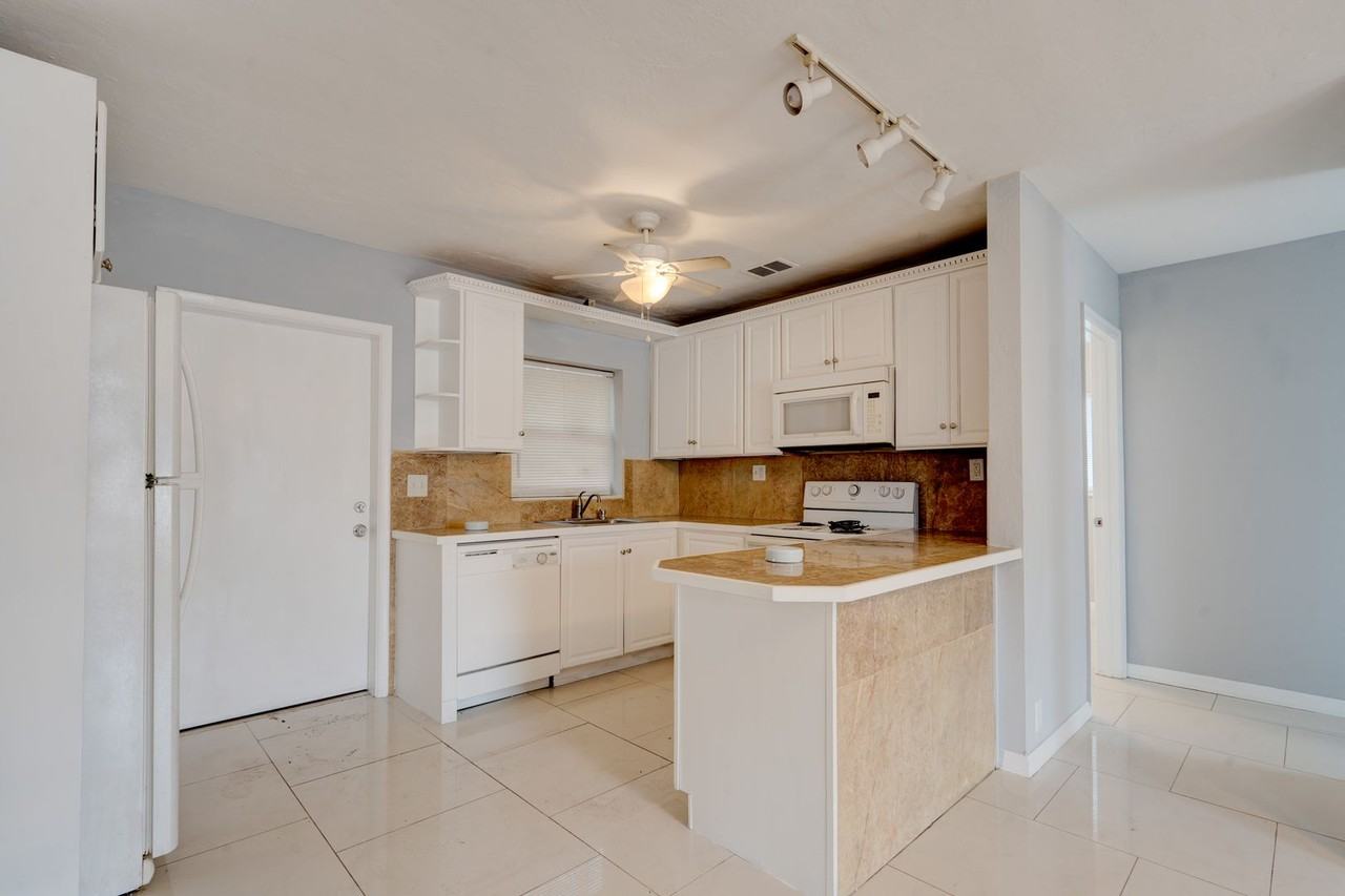 311 De Carie St - Photo 5 of 50