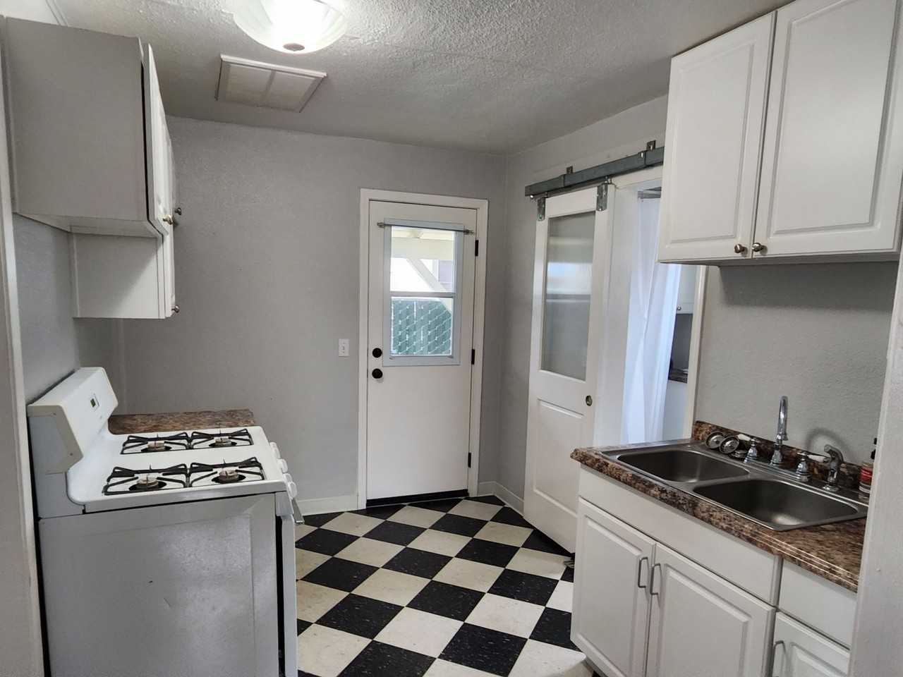 2156 Howard St - Photo 3 of 9