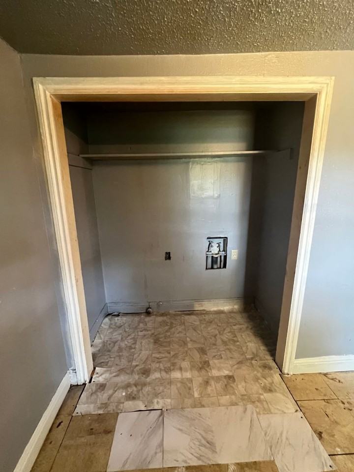 3033 Yorktown Dr - Photo 3 of 9