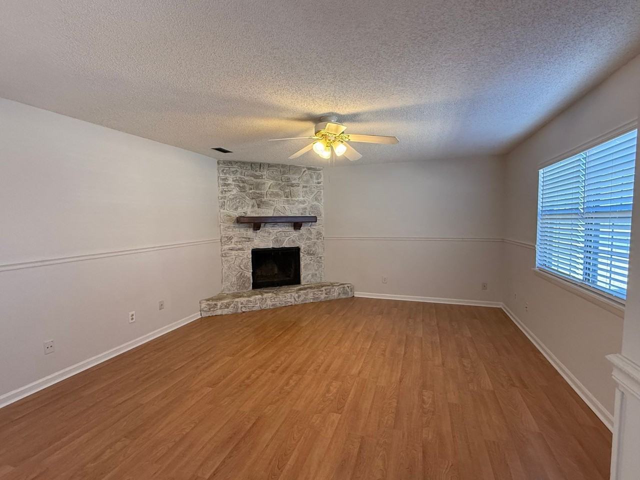 1621 E Moore St - Photo 2 of 17