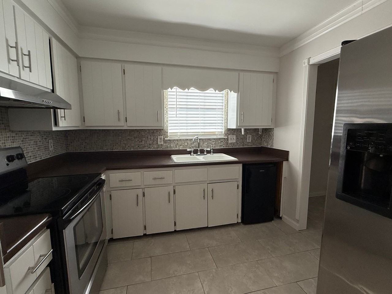 1621 E Moore St - Photo 4 of 17