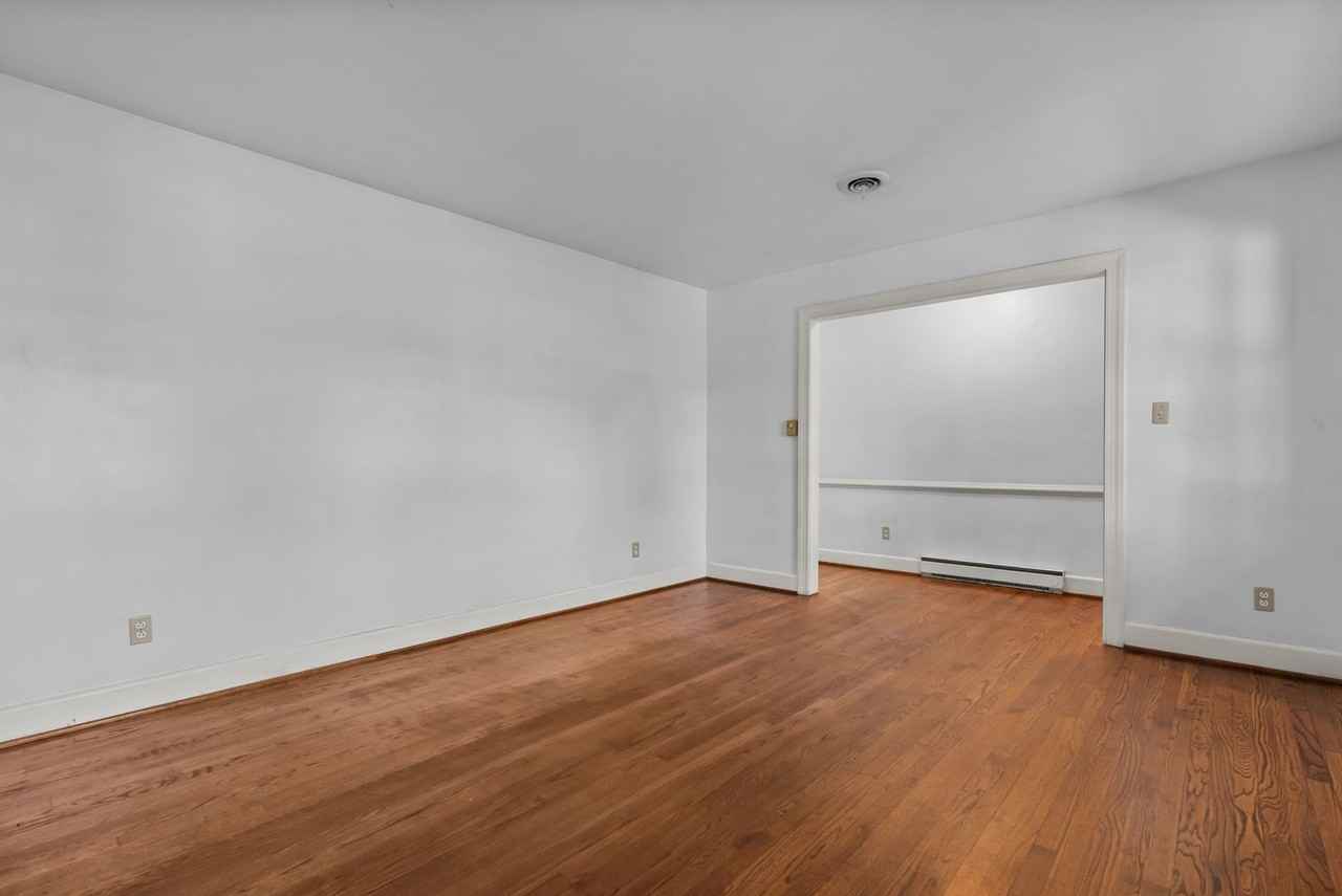 3225 Weiss Ln - Photo 3 of 32