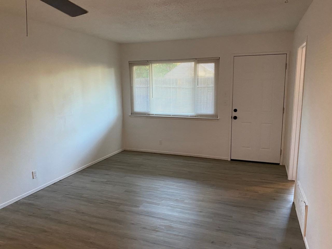 2429 Mariposa Ave - Photo 3 of 16