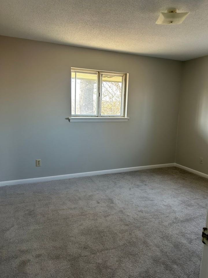 1670 Hamlet Dr - Photo 3 of 4