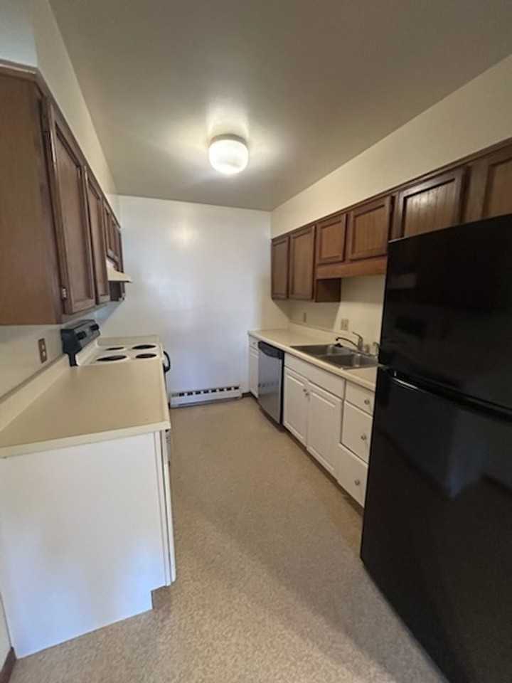 930 Southgate Dr - Photo 3 of 11