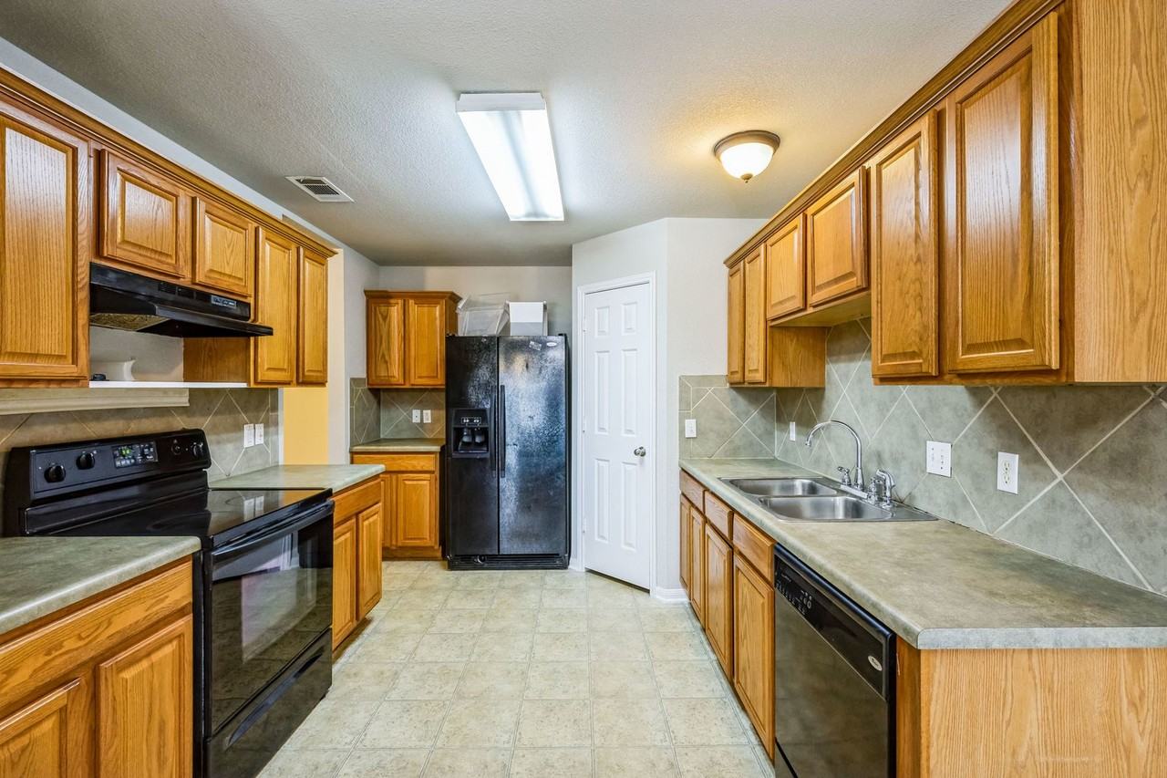 2704 Waterfall Dr - Photo 6 of 26