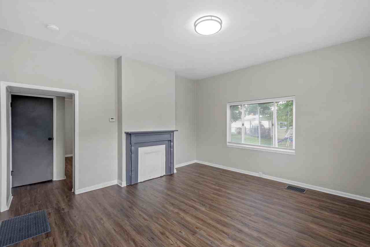 216 Frank Street - Photo 3 of 22