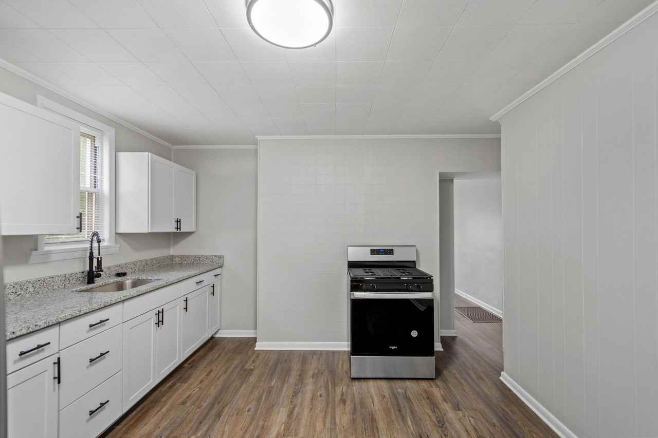 216 Frank Street - Photo 6 of 22