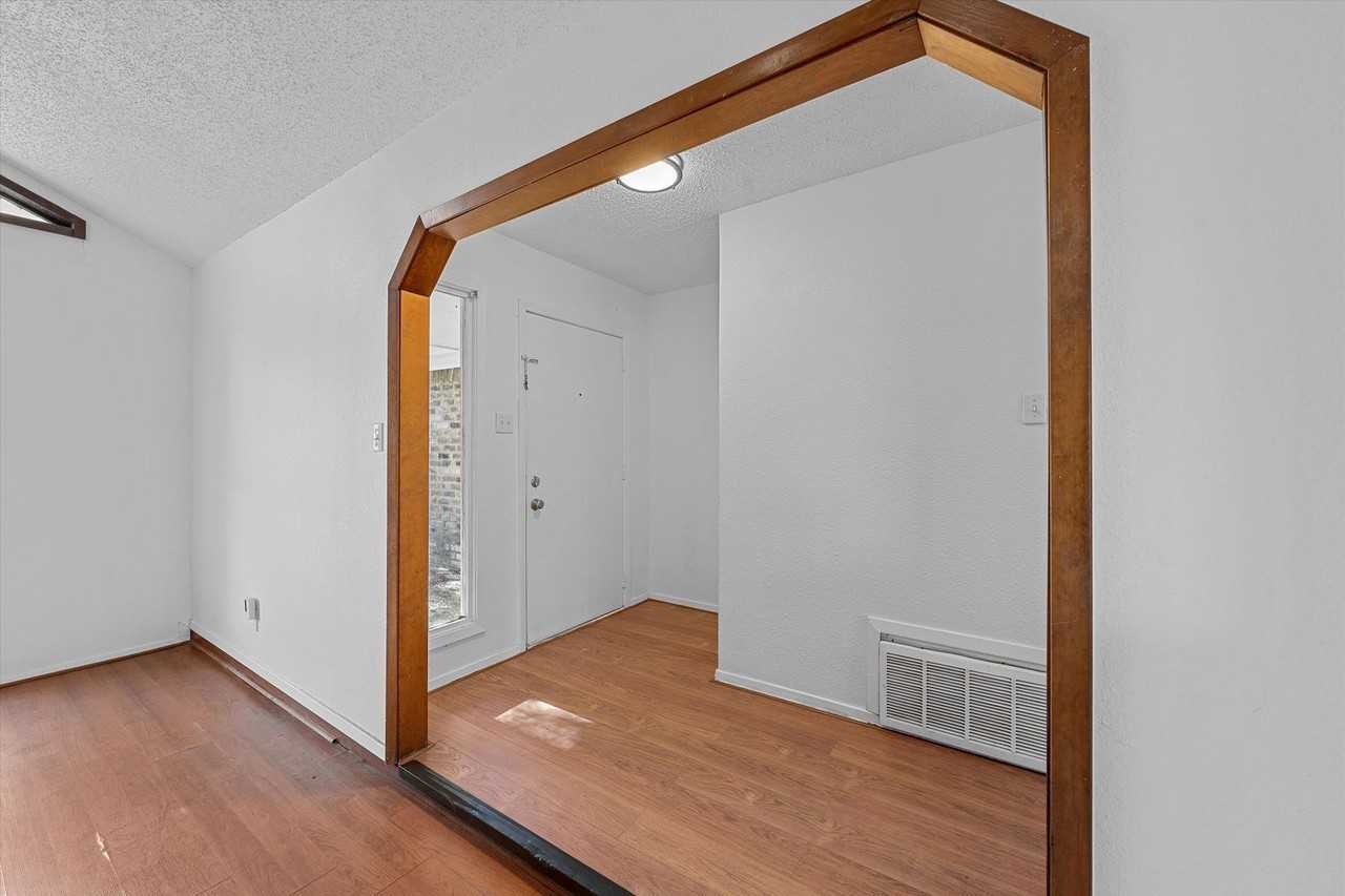 112 Patricia Dr - Photo 3 of 24