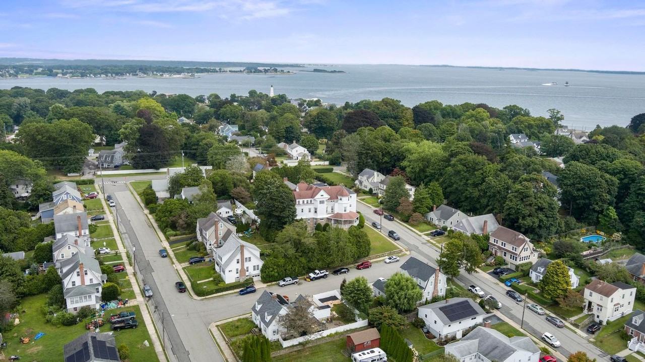 Apartments near water in New London - Photo 3 of 23