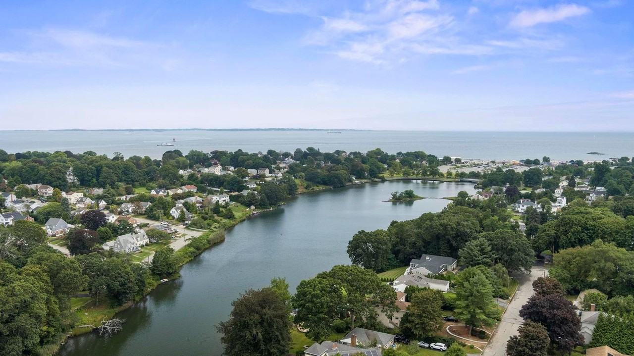 Apartments near water in New London - Photo 4 of 23