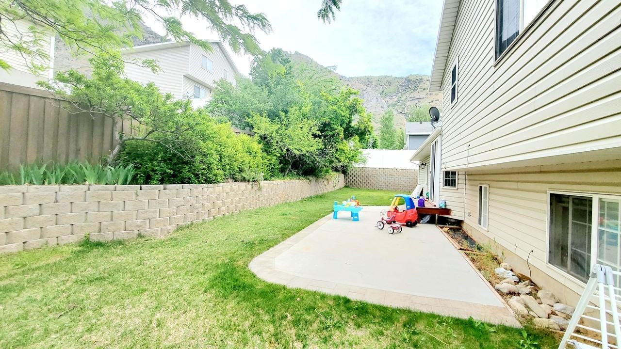 459 E 900 N - Photo 2 of 22