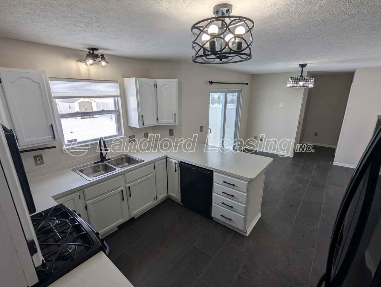 35330 Oxford Ct - Photo 7 of 28