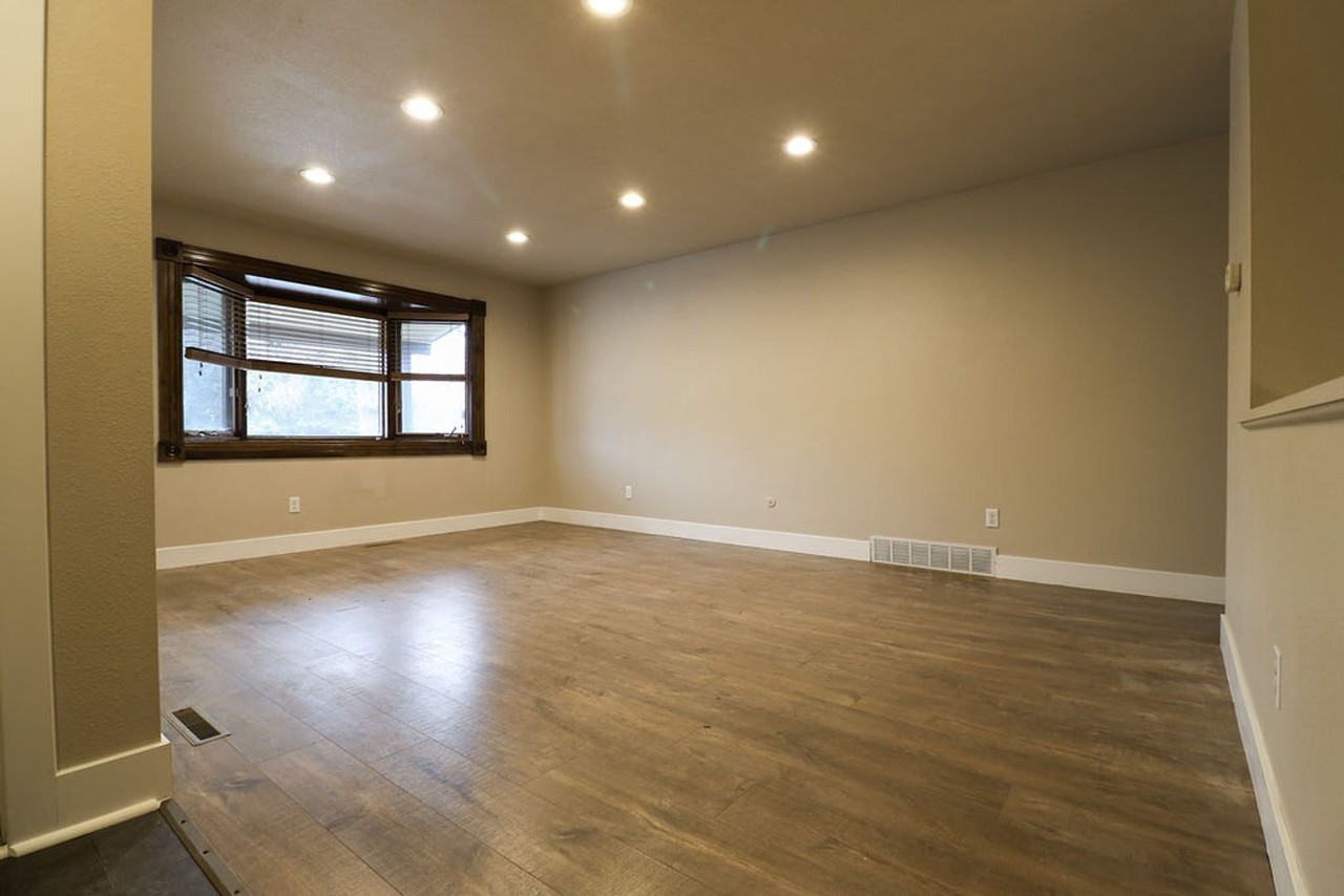 1103 Cottonwood Dr - Photo 2 of 37