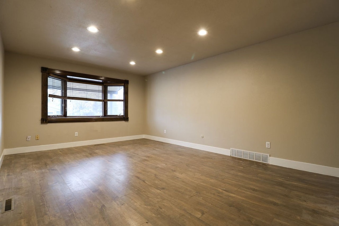 1103 Cottonwood Dr - Photo 3 of 37
