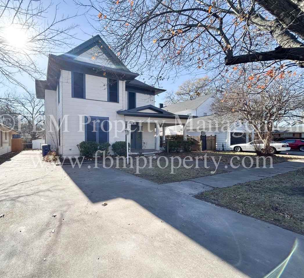 405 W Denton St - Photo 2 of 40