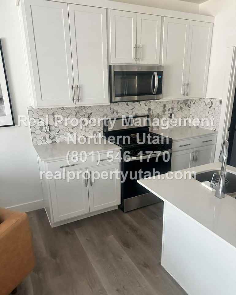 1117 N 1880 W - Photo 2 of 12