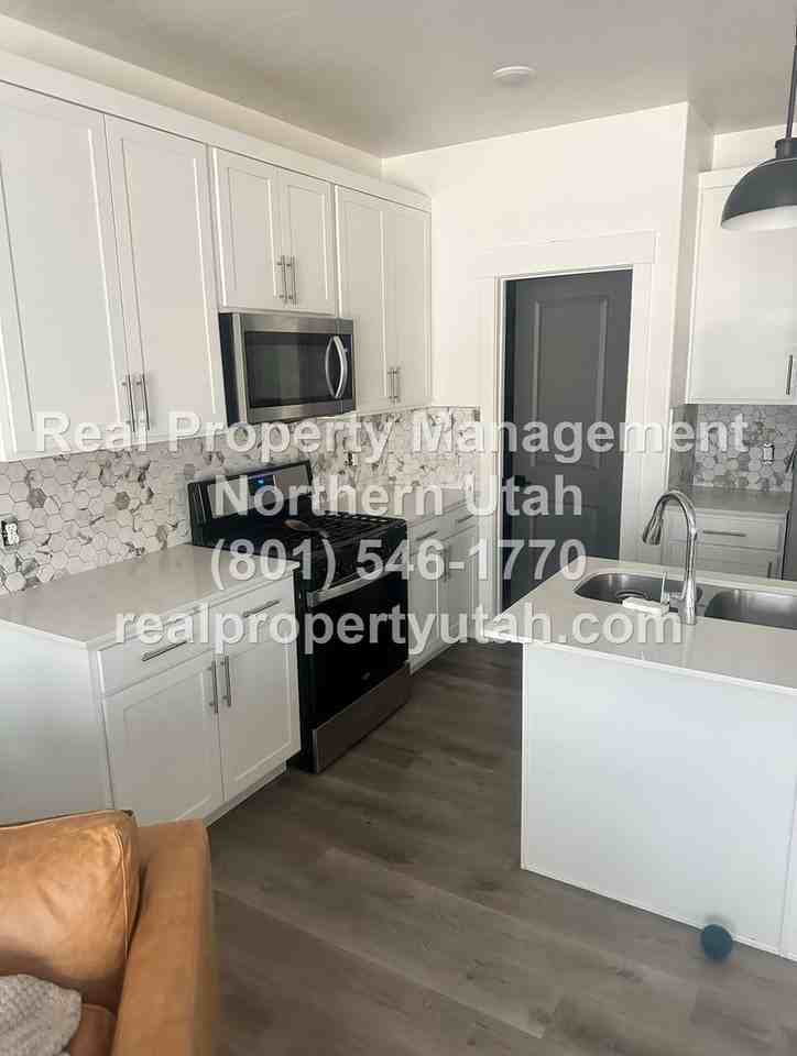 1117 N 1880 W - Photo 3 of 12