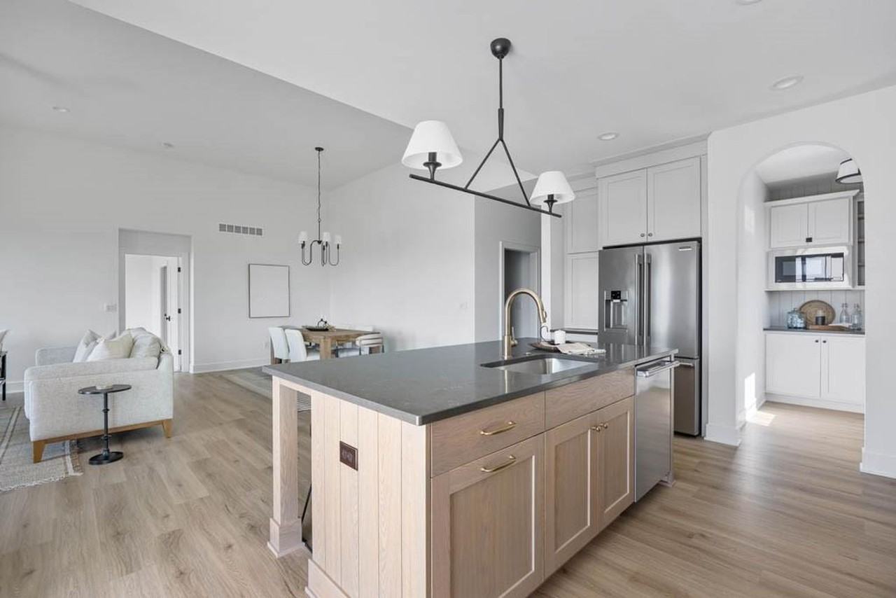 234 Ne 62nd St - Photo 5 of 10
