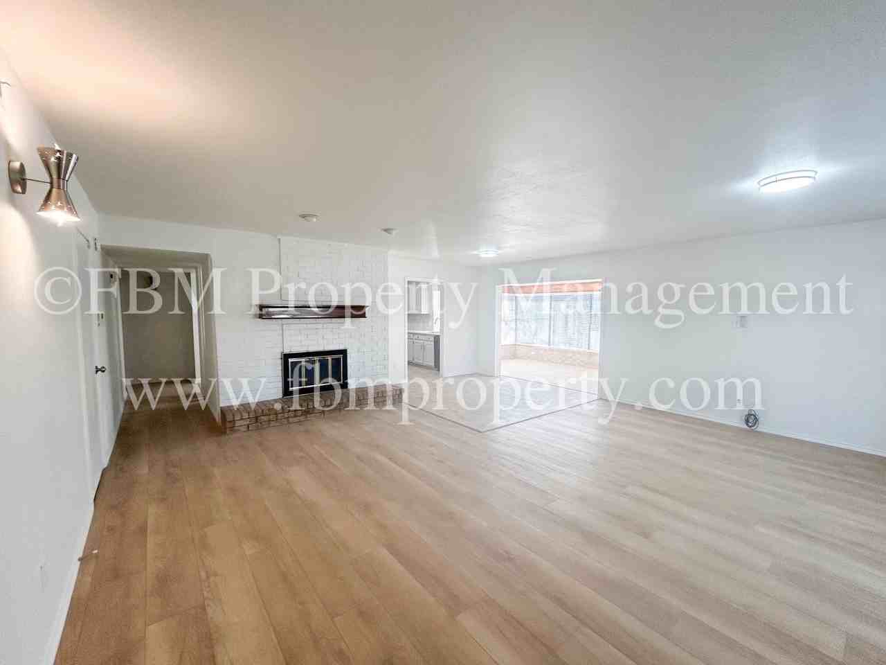 3016 Oakridge Dr - Photo 2 of 25