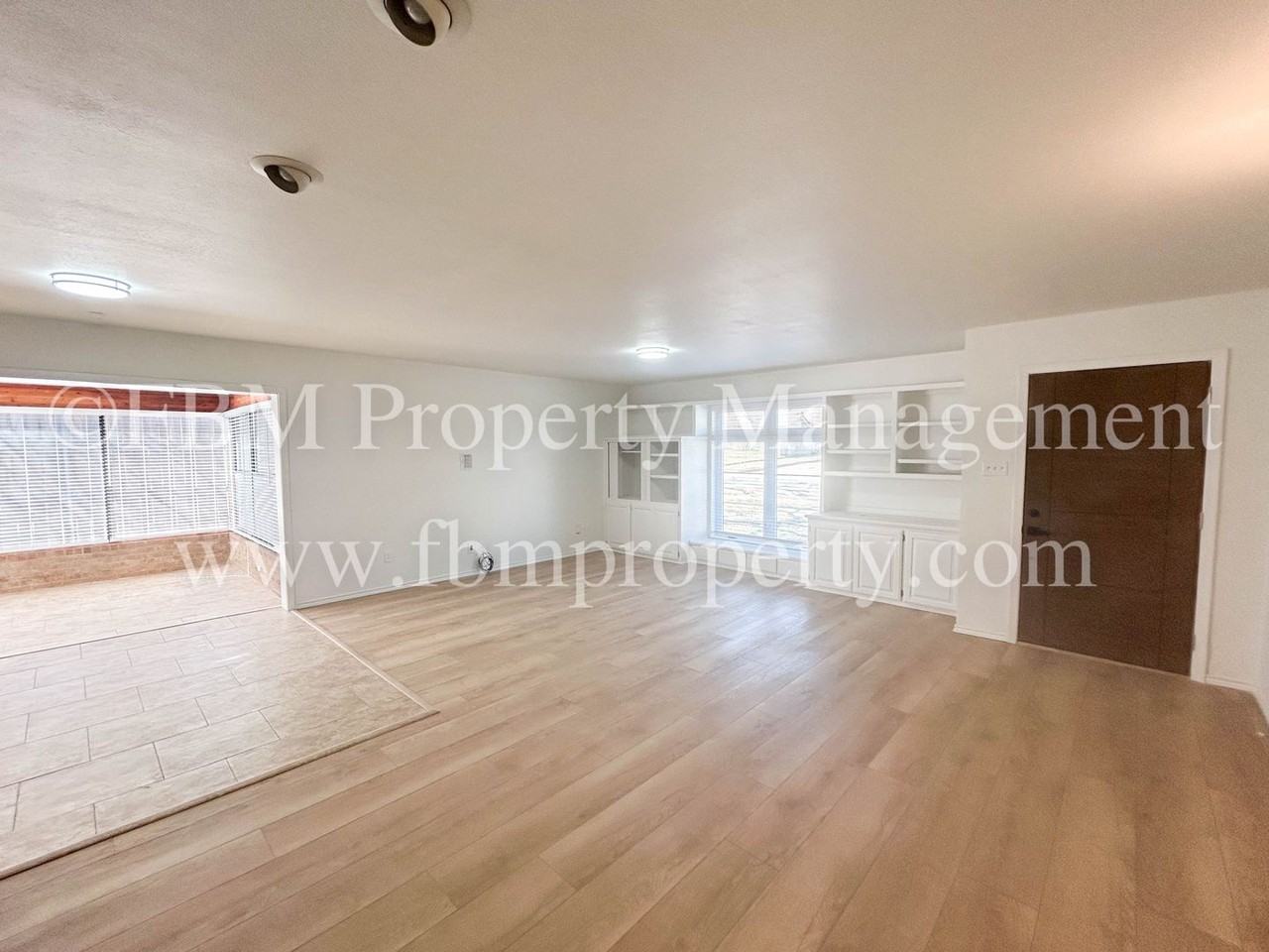 3016 Oakridge Dr - Photo 3 of 25
