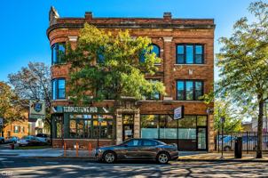 featured image of 3135 W Montrose Ave