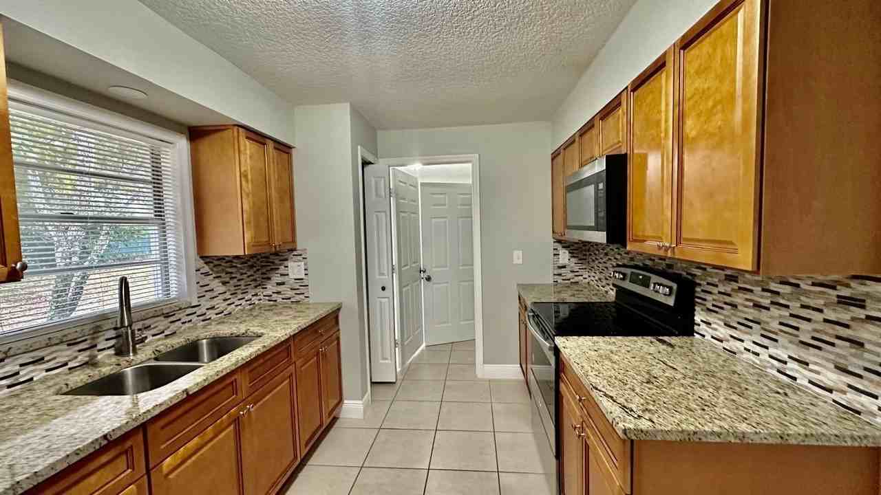 160 Julie Ln - Photo 2 of 9