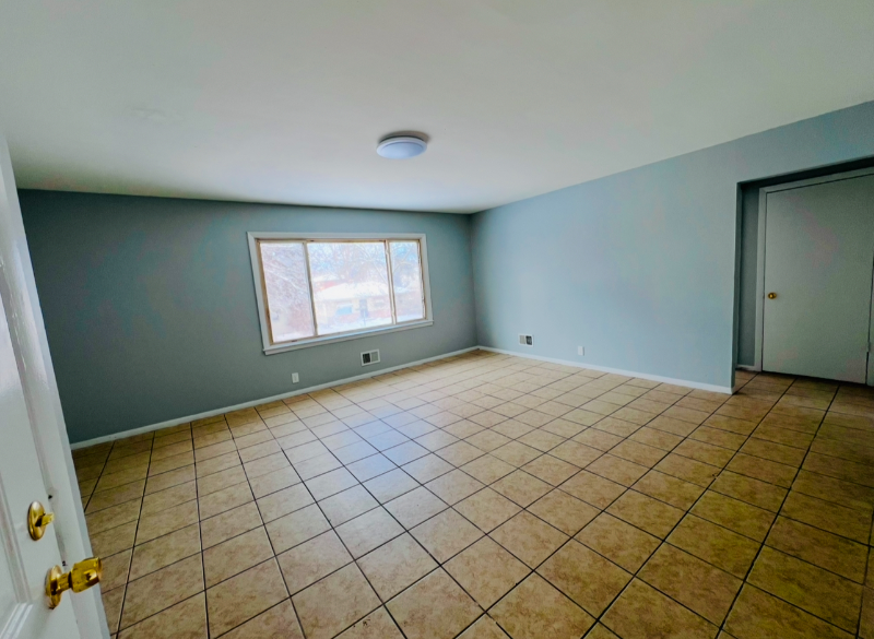 5472 N Long Island Dr - Photo 3 of 13