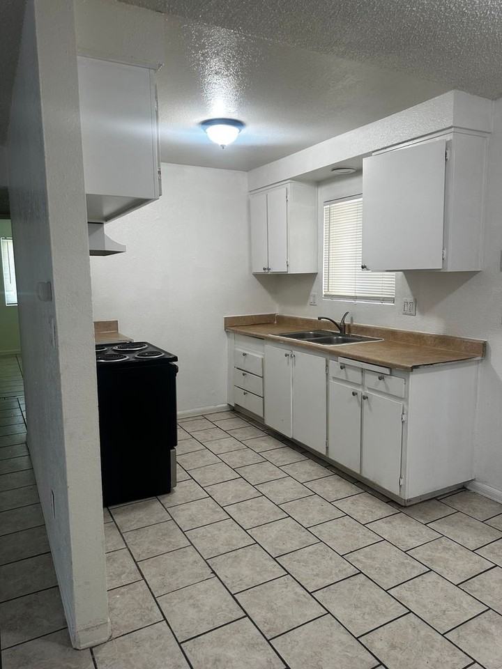 830 Astor St - Photo 5 of 10